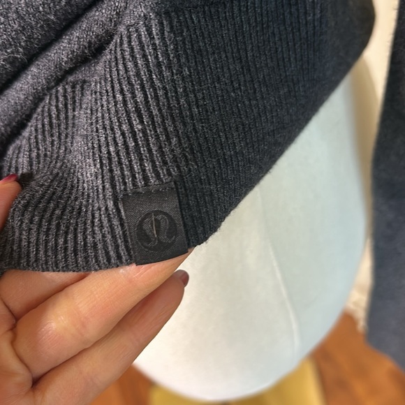 Lululemon Cashmere blend Sz 4 Grey Sweater Excellent Condition - Picture 8 of 9
